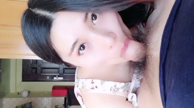 她一直担任电影的女性代表，并在小组中表现出来。